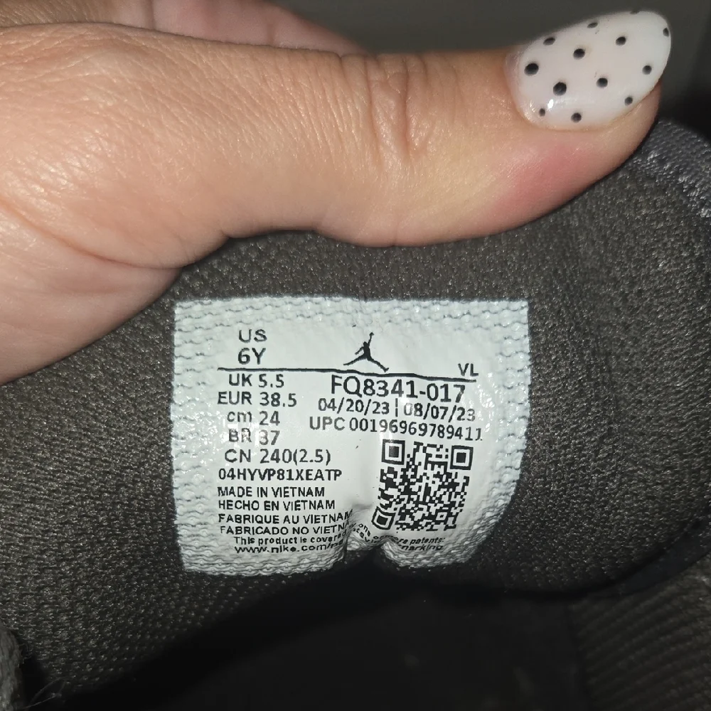 Jordan Black and Gray Sneakers - Picture 6 of 7